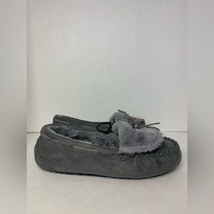 Hooked Chill Slippers Size 6